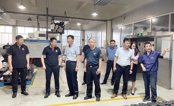 青島德州老鄉(xiāng)會宮兆東秘書長、禹城市在青流動黨員黨總支籌建負責人劉建民一行7人蒞臨公司參觀調(diào)研4.jpg